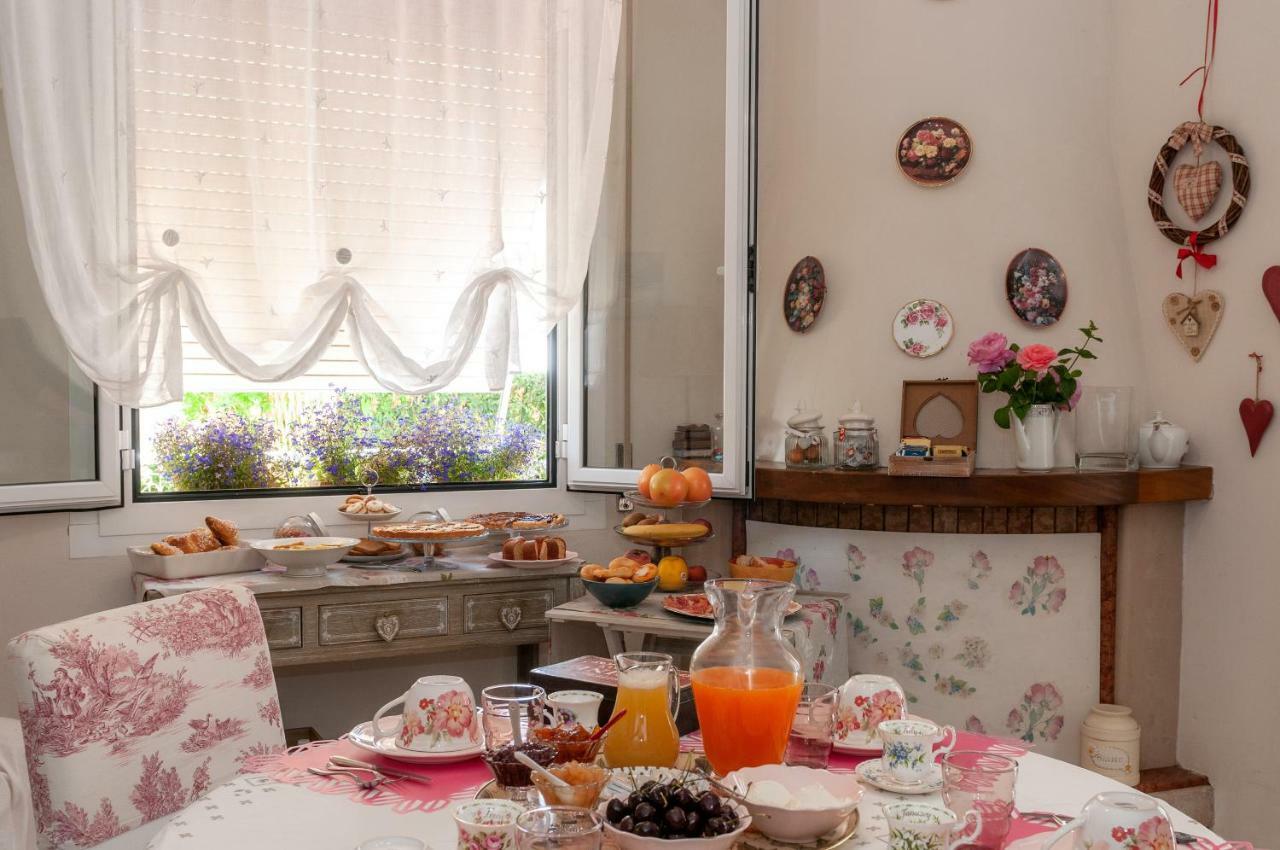Tre Civette Sul Como Bed & Breakfast Marina di Massa Eksteriør bilde
