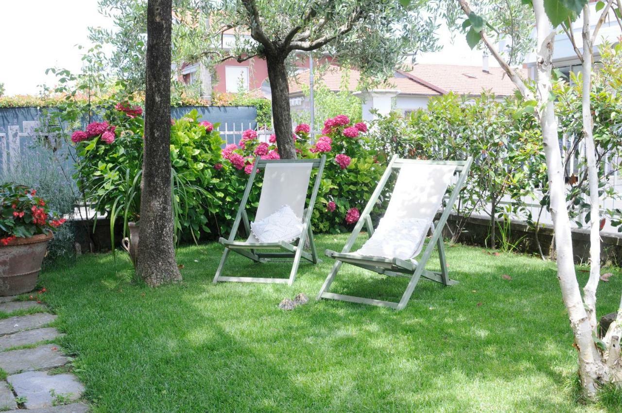 Tre Civette Sul Como Bed & Breakfast Marina di Massa Eksteriør bilde