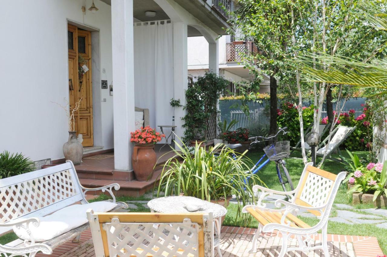 Tre Civette Sul Como Bed & Breakfast Marina di Massa Eksteriør bilde
