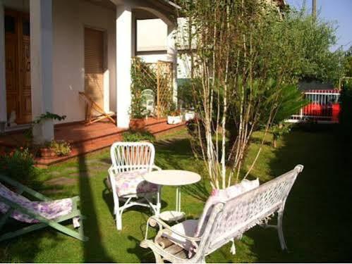 Tre Civette Sul Como Bed & Breakfast Marina di Massa Eksteriør bilde