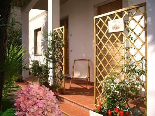 Tre Civette Sul Como Bed & Breakfast Marina di Massa Eksteriør bilde
